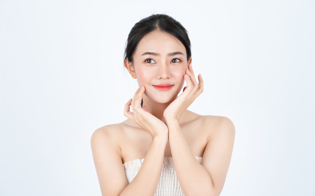 Woman with glowing skin after JuveLook treatment, suitable for skin in your 30s and 40s.