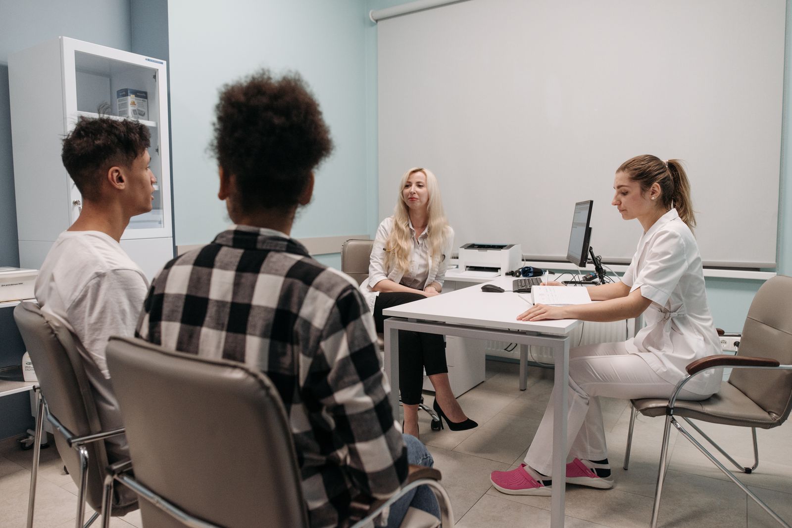 Doctors and patients discussing a staged treatment plan